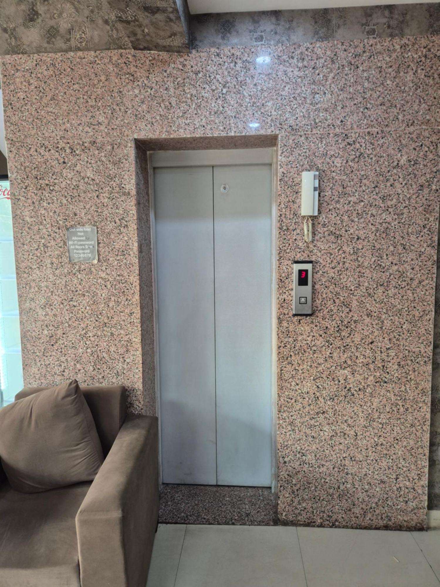 Hotel The Vertigo By Boom Rooms Noida Exterior foto